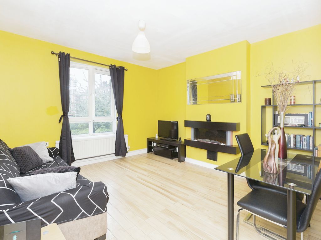 2 bed flat for sale in Retreat Place, London E9, £400,000
