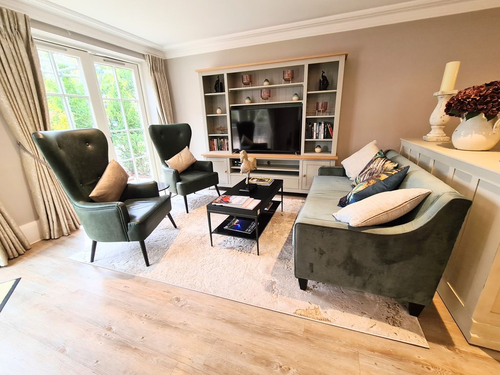 2 bed flat for sale in Sandbanks Road, Poole BH14, £650,000