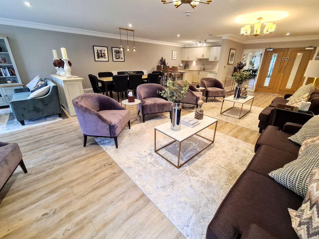 2 bed flat for sale in Sandbanks Road, Poole BH14, £650,000