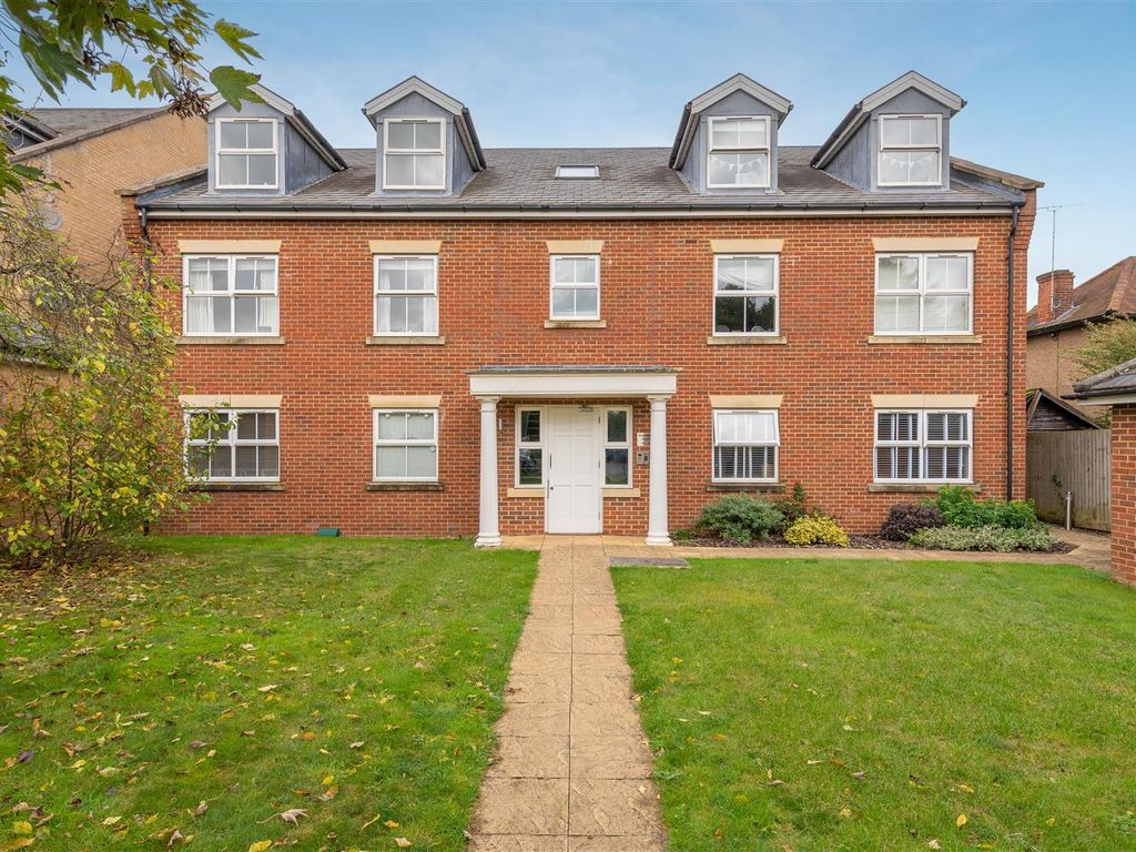 2 bed flat for sale in Clarence Road, Windsor SL4, £375,000