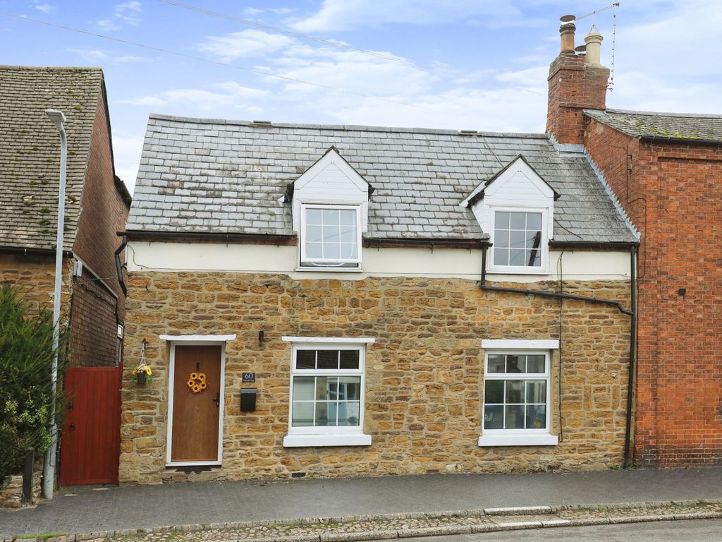 3 bed end terrace house for sale in High Street, Braunston NN11, £400,000