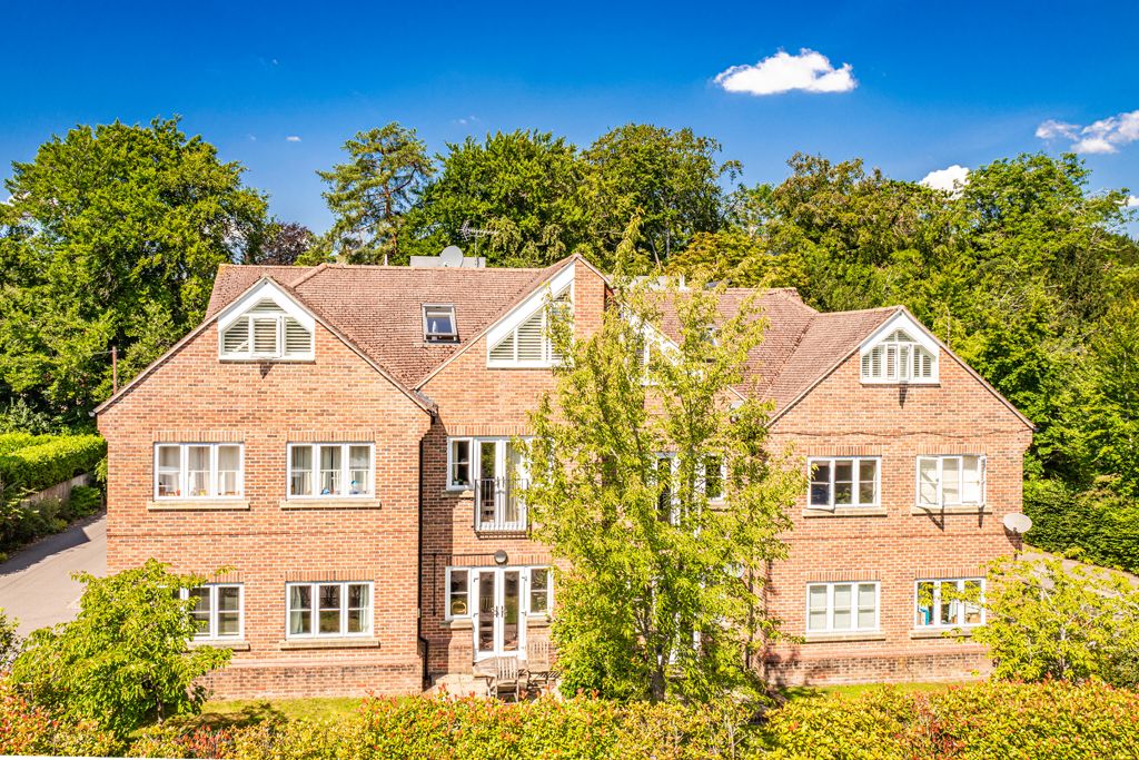2 bed flat for sale in The Penthouse, Goring On Thames RG8, £430,000