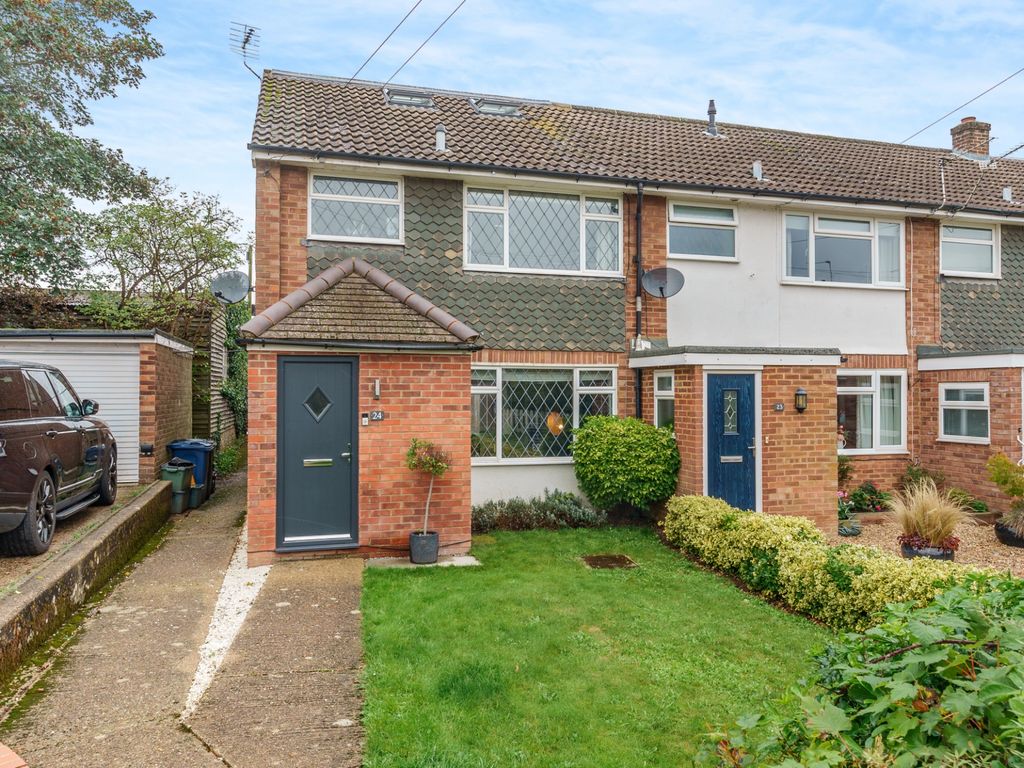 4 bed end terrace house for sale in Meadow Drive, Amersham HP6, £585,000