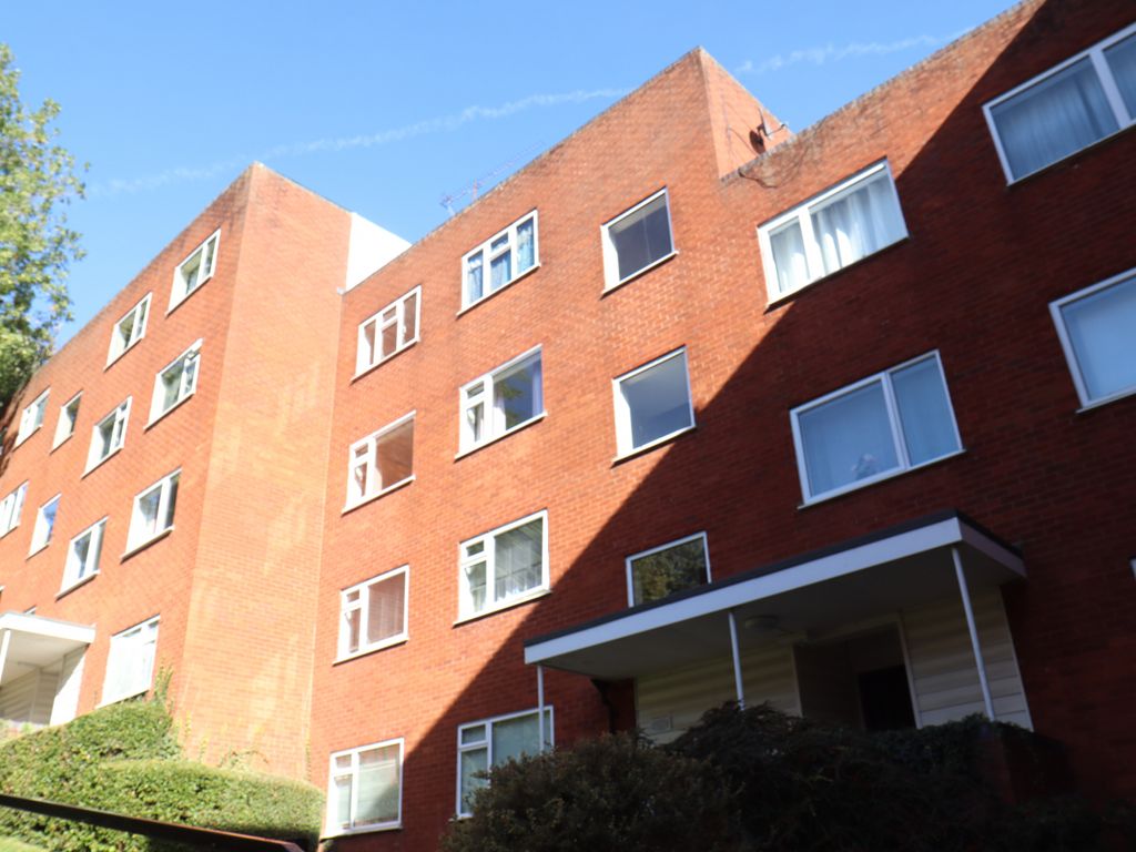 2 bed flat to rent in Arden Place, Luton LU2, £1,200 pcm