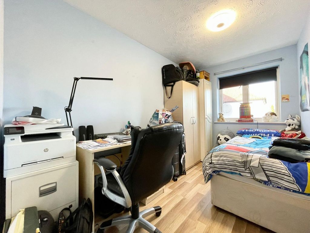 2 bed flat to rent in Pentland Avenue, Edgware HA8, £1,650 pcm