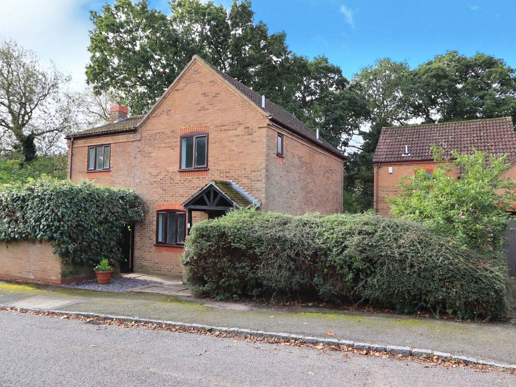 4 bed detached house for sale in Linceslade Grove, Loughton, Milton Keynes, Buckinghamshire MK5, £550,000
