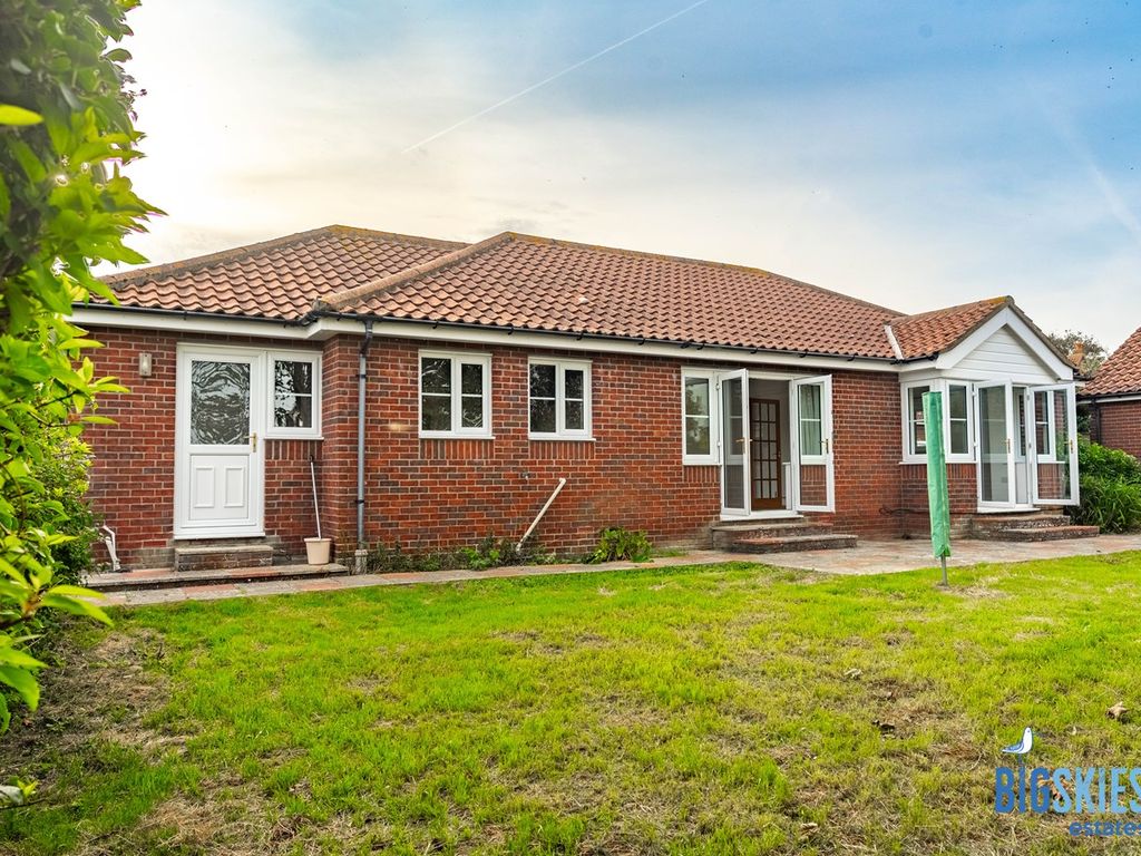 3 bed bungalow for sale in Bramble Close, Mundesley, Norwich NR11, £425,000