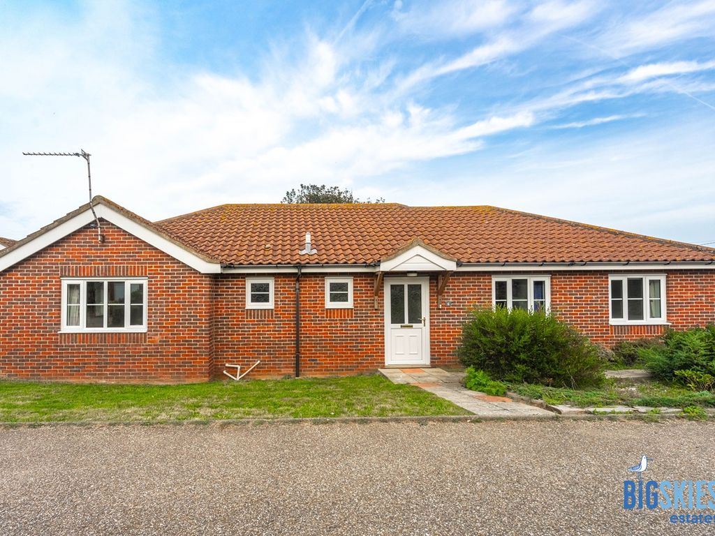 3 bed bungalow for sale in Bramble Close, Mundesley, Norwich NR11, £425,000