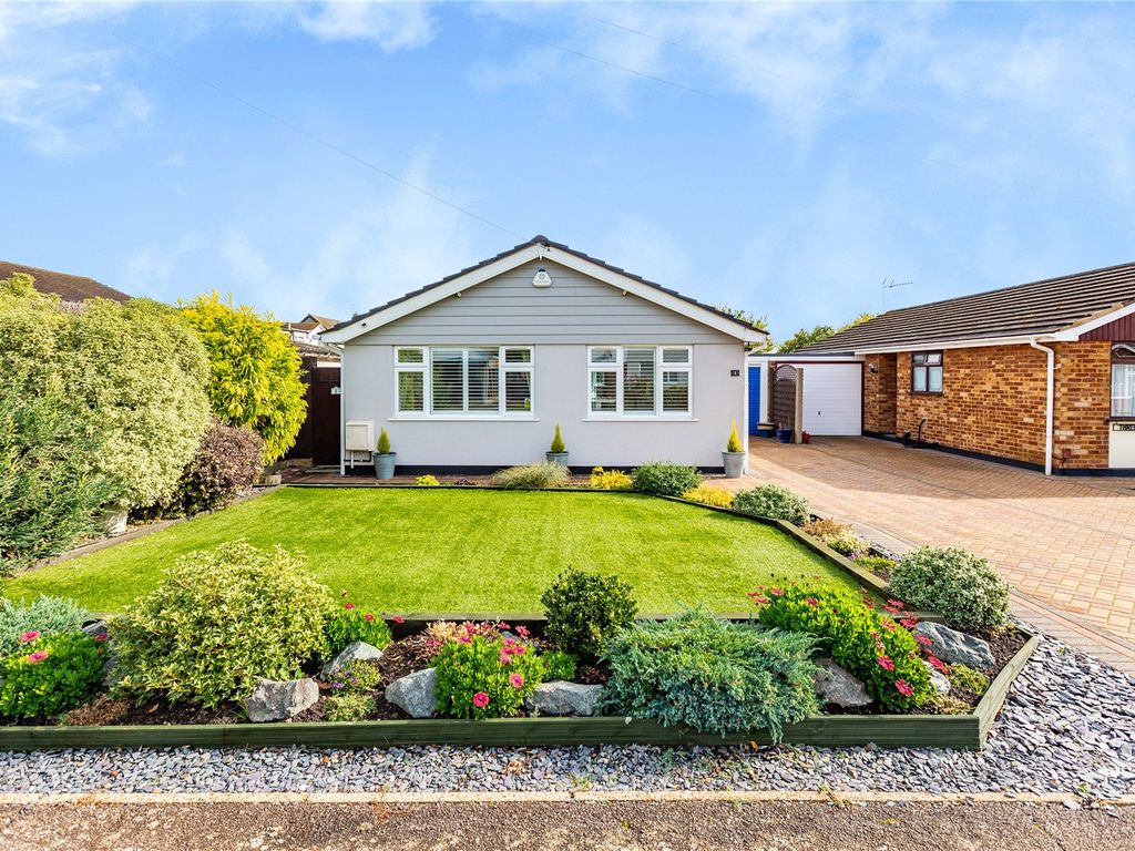 4 bed detached bungalow for sale in Finchingfield Way, Wickford SS12, £500,000