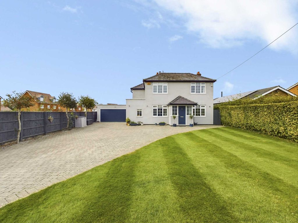 4 bed detached house for sale in Risborough Road, Stoke Mandeville HP22, £725,000