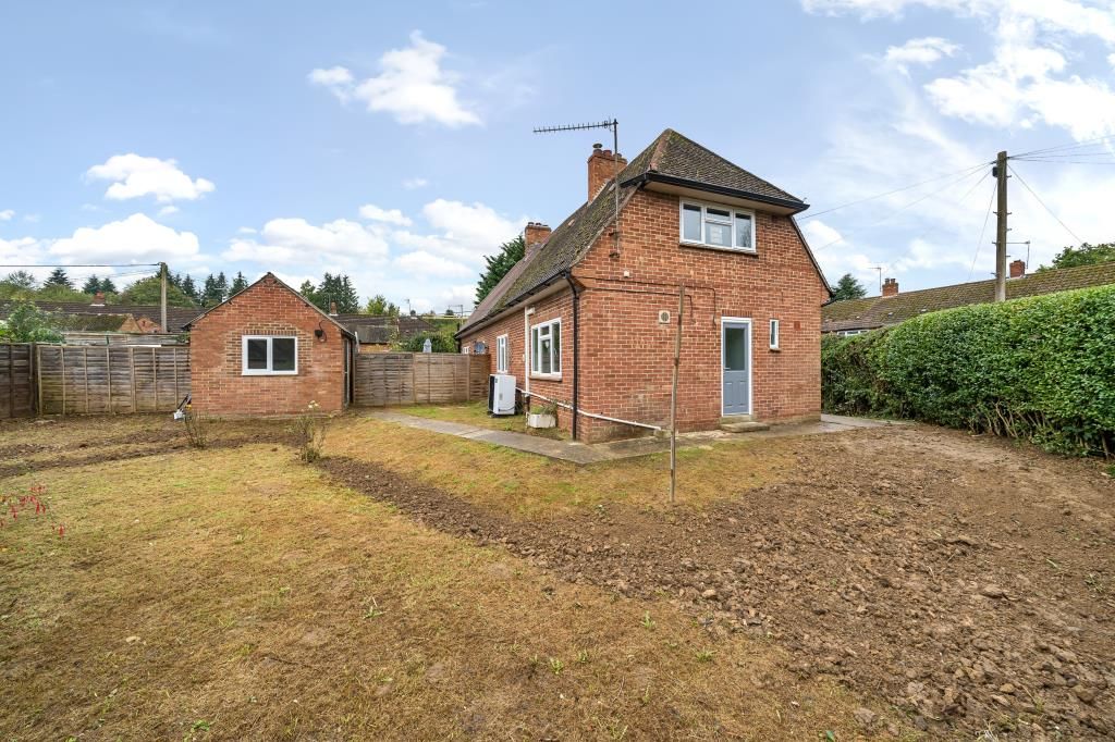 2 bed bungalow for sale in Chapel Row, Chapel Row Reading RG7, £375,000