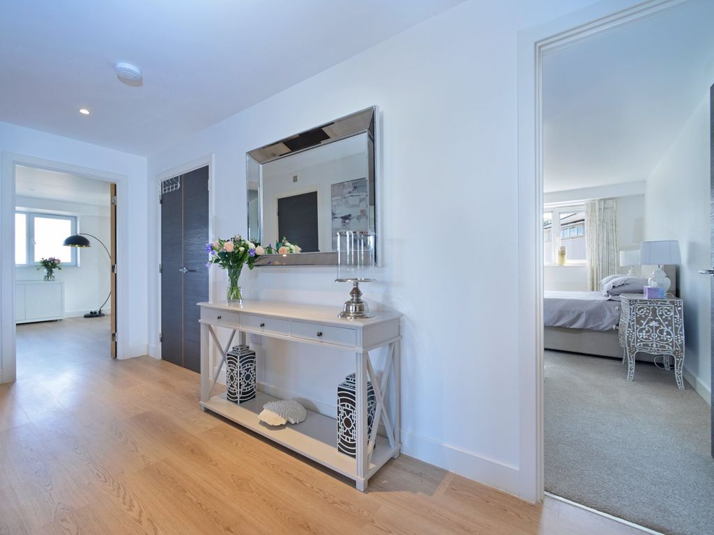 4 bed flat for sale in Godalming, Surrey GU7, £850,000