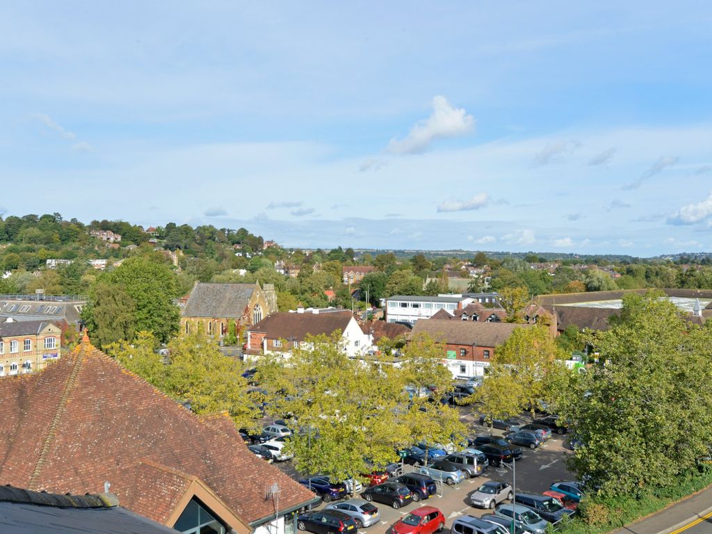 4 bed flat for sale in Godalming, Surrey GU7, £850,000