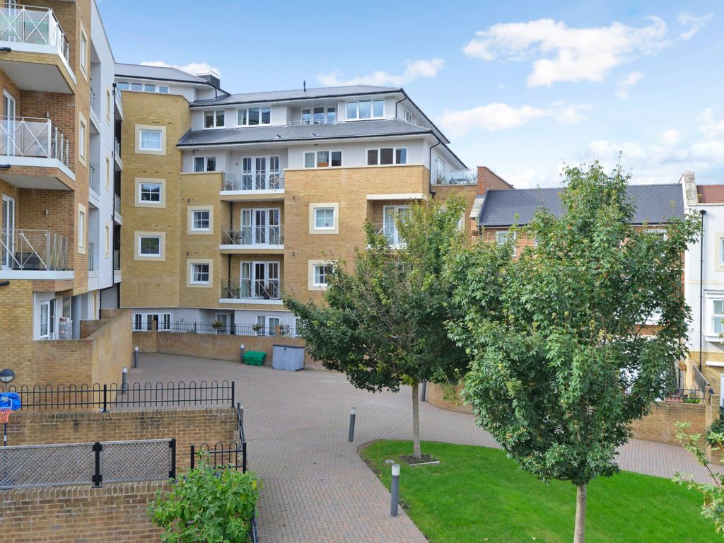 4 bed flat for sale in Godalming, Surrey GU7, £850,000