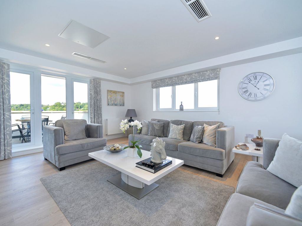 4 bed flat for sale in Godalming, Surrey GU7, £850,000
