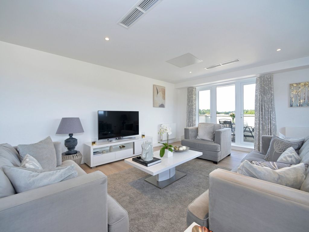 4 bed flat for sale in Godalming, Surrey GU7, £850,000