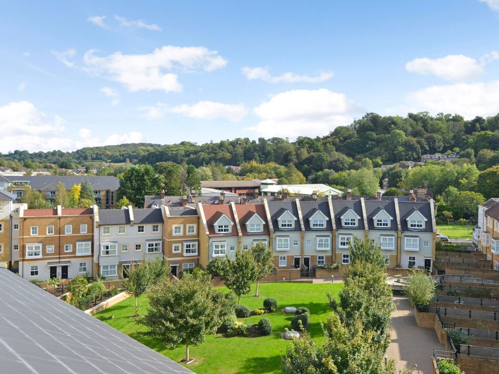 4 bed flat for sale in Godalming, Surrey GU7, £850,000