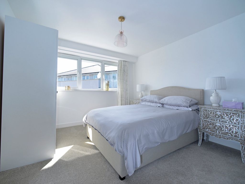 4 bed flat for sale in Godalming, Surrey GU7, £850,000