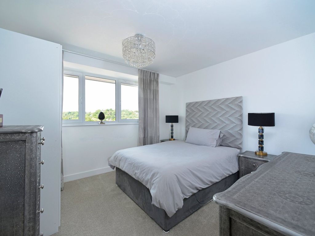 4 bed flat for sale in Godalming, Surrey GU7, £850,000