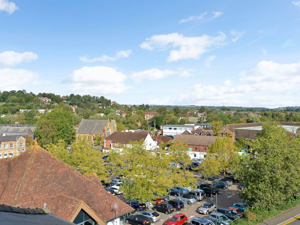 4 bed flat for sale in Godalming, Surrey GU7, £850,000