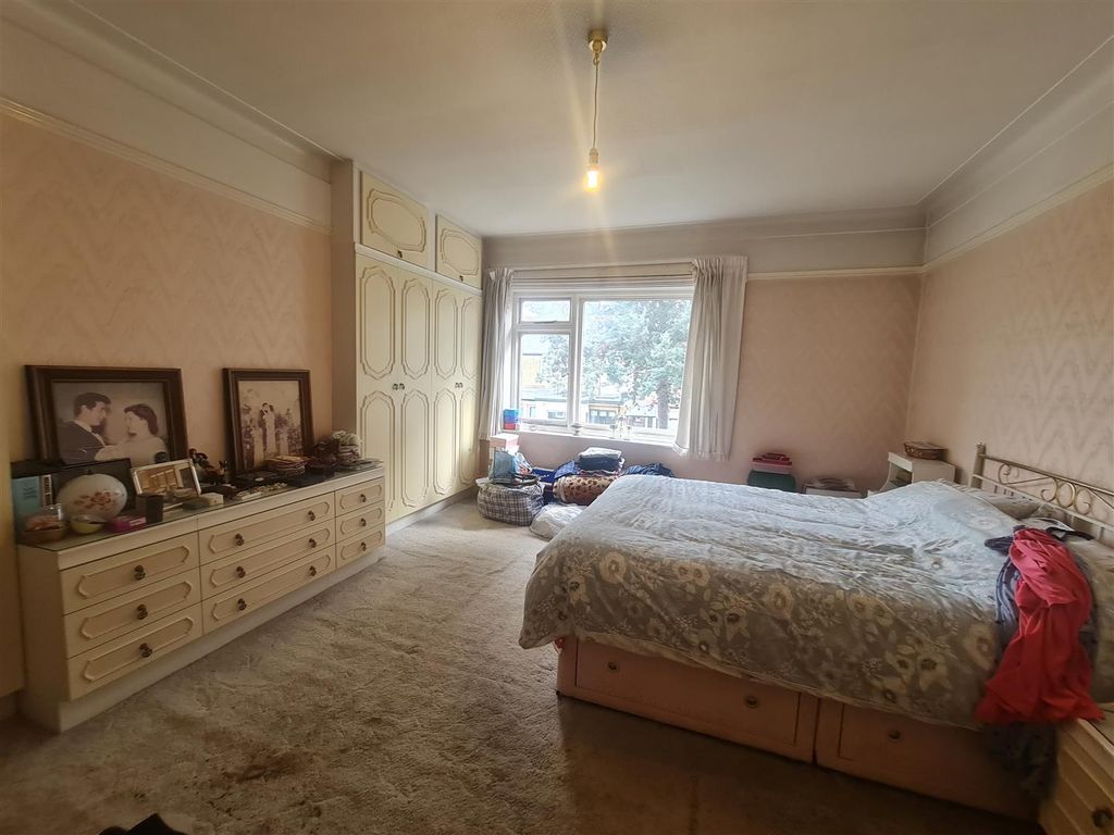 7 bed detached house for sale in Bagshot Road, Enfield EN1, £1,295,000