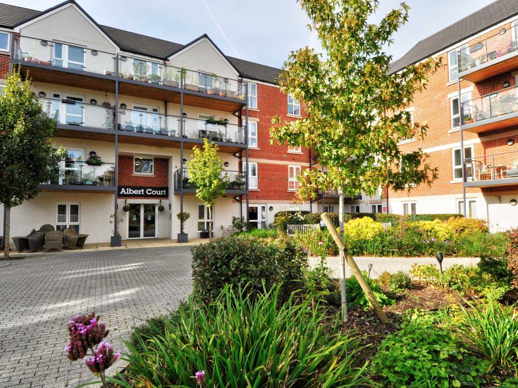 2 bed flat for sale in Albert Court, Reading Road RG9, £495,000