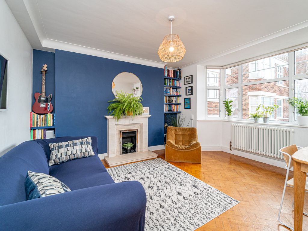 2 bed flat for sale in Colney Hatch Lane, London N10, £425,000