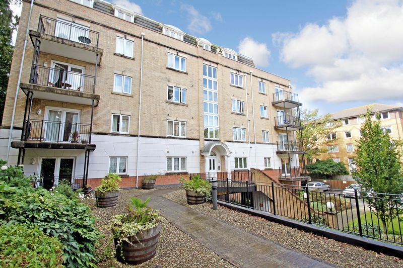 2 bed flat to rent in St. Peters Road, Bournemouth BH1, £1,200 pcm