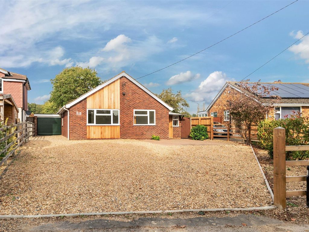 3 bed detached bungalow for sale in Top End, Renhold, Bedford MK41, £695,000
