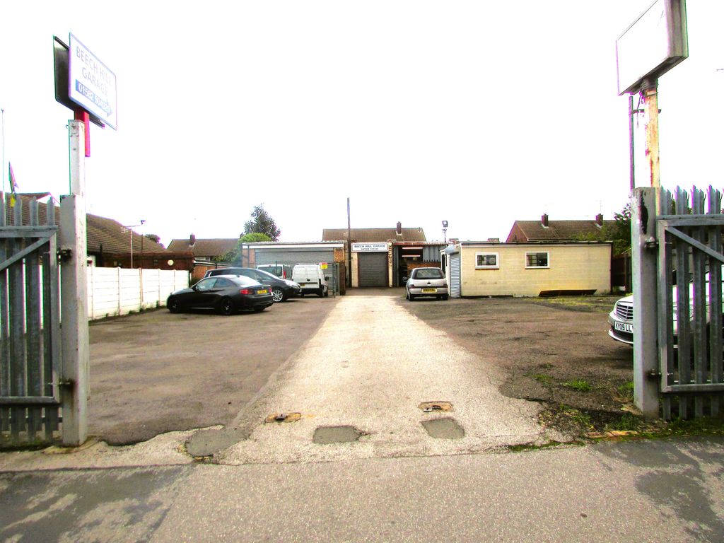 Commercial property to let in Marsh Road, Luton, Bedfordshire LU3, £46,800 pa