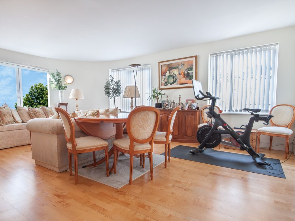 2 bed flat for sale in Llanvanor Road, Golders Green NW2, £775,000