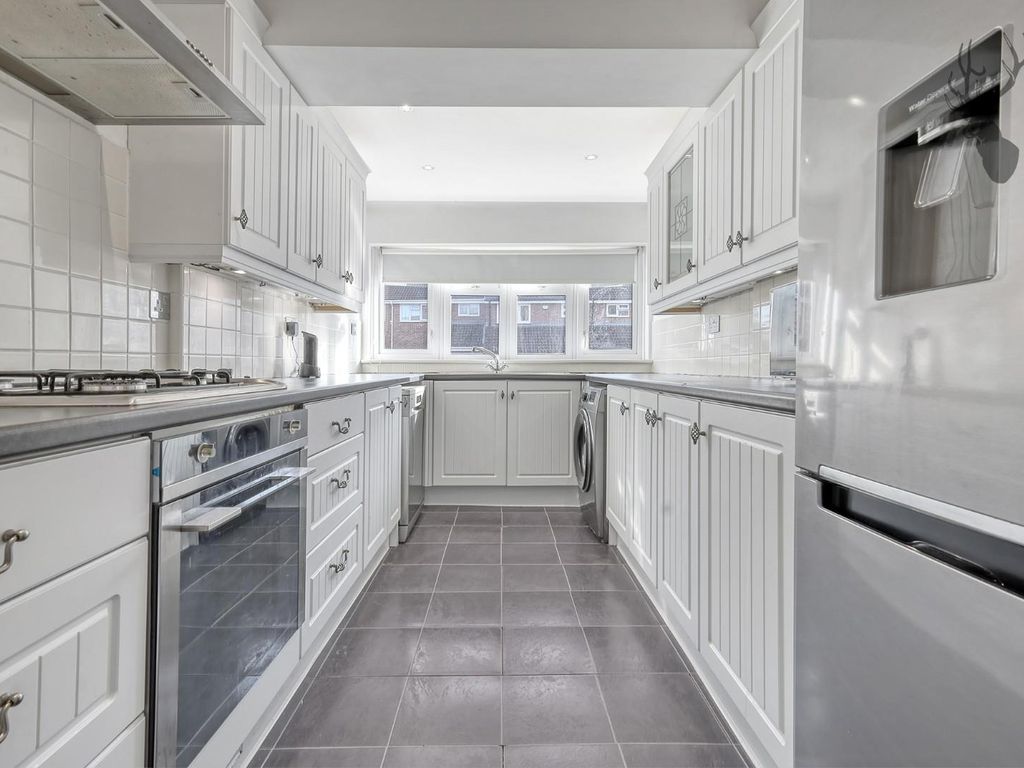 3 bed property for sale in Aldwych Close, Hornchurch RM12, £485,000