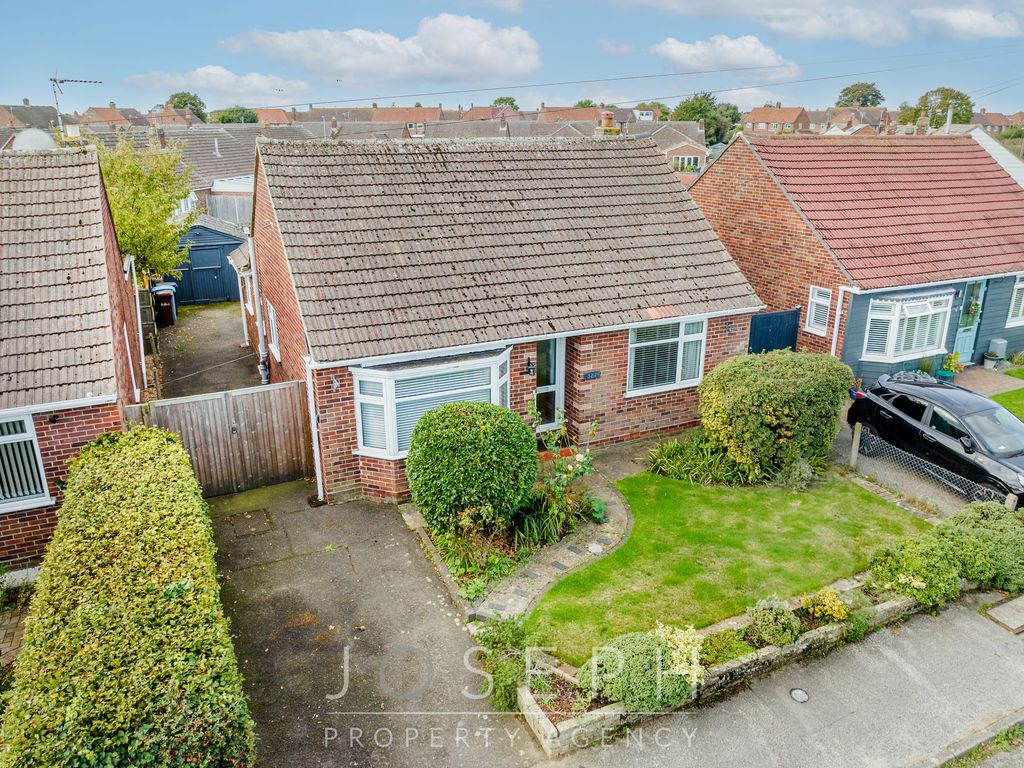 3 bed detached bungalow for sale in Humber Doucy Lane, Ipswich IP4, £350,000