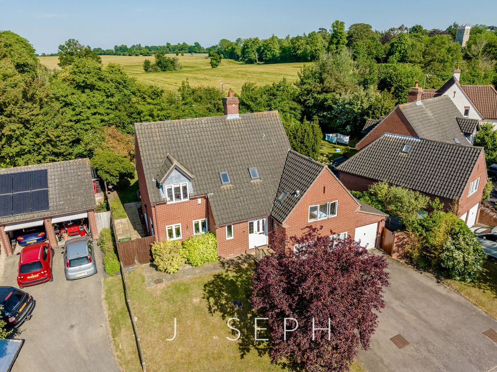 5 bed detached house for sale in Highfield Drive, Claydon IP6, £600,000