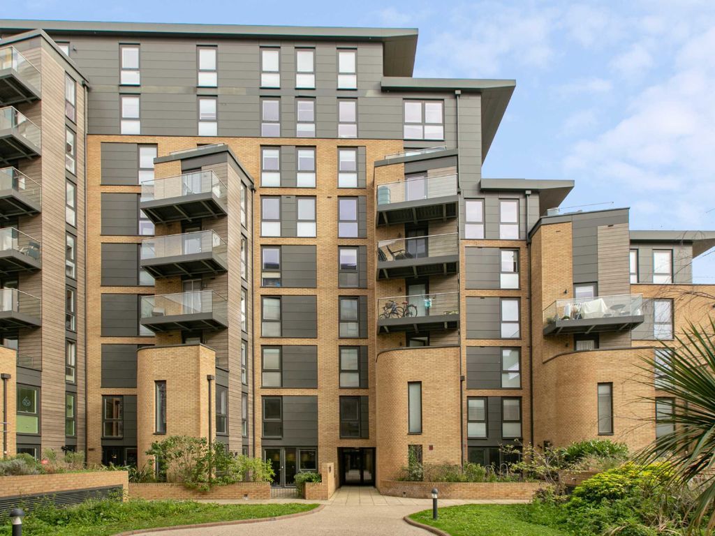 2 bed flat for sale in Baltic Avenue, Brentford TW8, £400,000