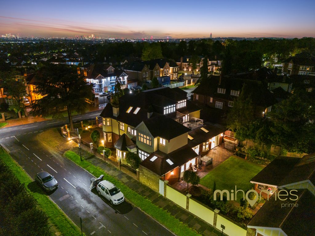 7 bed detached house for sale in Broad Walk, London N21, £3,850,000