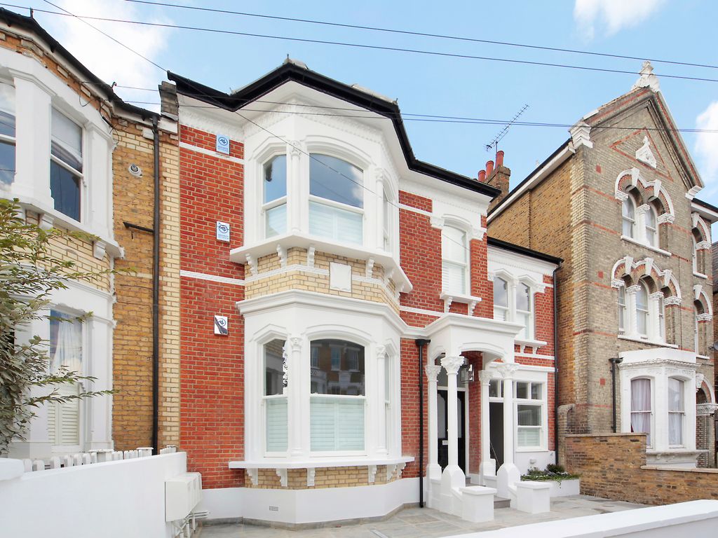 2 bed flat for sale in Endlesham Road, Balham, London SW12, £725,000