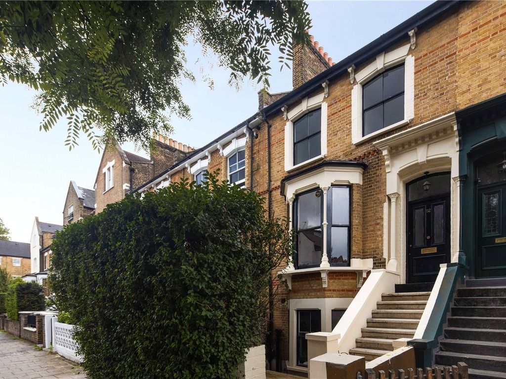 2 bed flat for sale in Sandringham Road, Dalston, London E8, £575,000