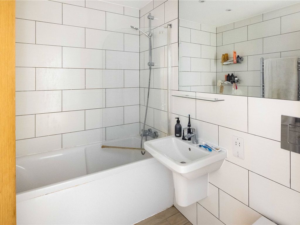 2 bed flat for sale in Sandringham Road, Dalston, London E8, £575,000