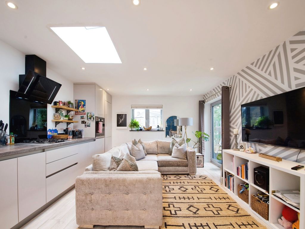 1 bed flat for sale in Whitley Road, London N17, £400,000