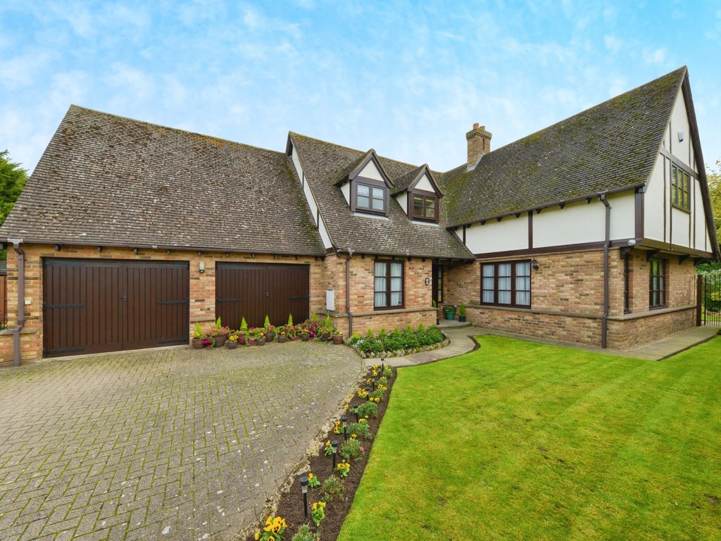 4 bed detached house for sale in Ivel Gardens, Biggleswade, Bedfordshire SG18, £850,000