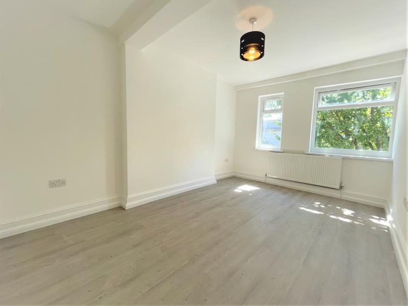 2 bed flat to rent in Lea Bridge Road, London E10, £1,950 pcm