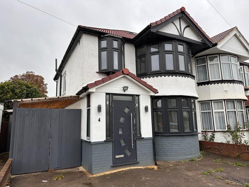 3 bed semi-detached house to rent in Broad Walk, Hounslow TW4, £2,600 pcm