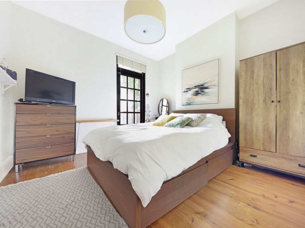 2 bed maisonette for sale in Vartry Road, London N15, £500,000