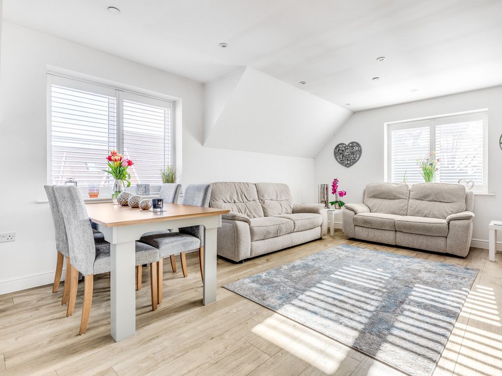 2 bed flat for sale in Ceres Crescent, Epsom KT17, £385,000