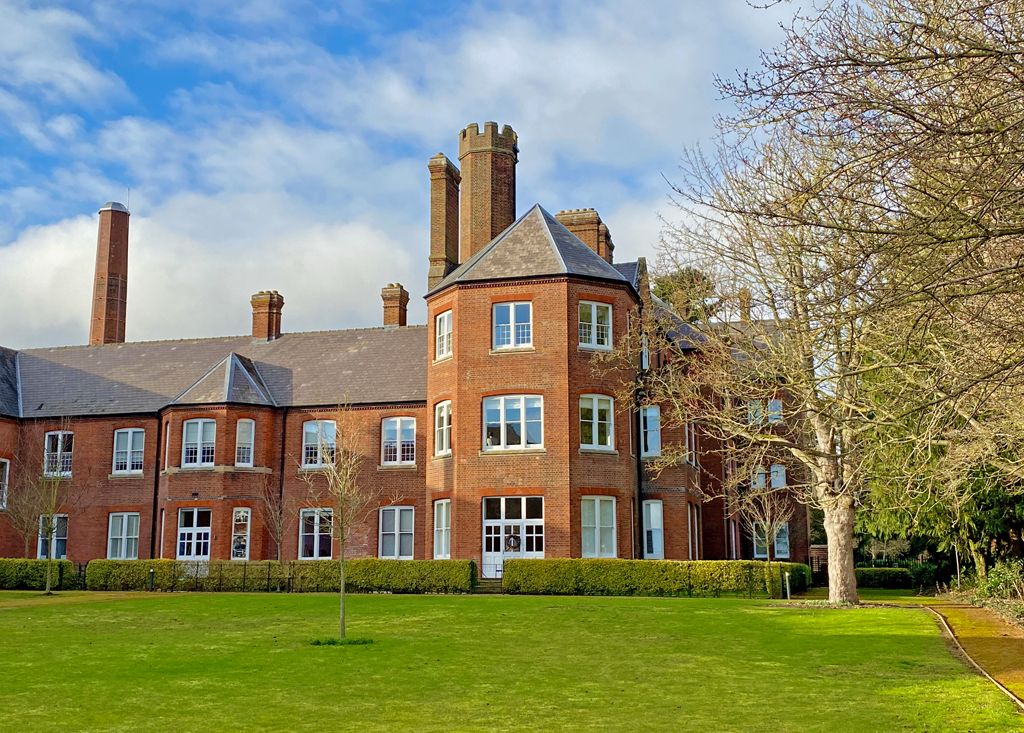2 bed flat for sale in Frilsham Court, Cholsey, Wallingford OX10, £397,500