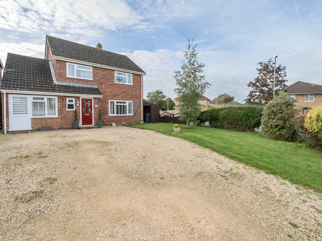 3 bed detached house for sale in Valiant Close, Melksham, Wiltshire SN12, £375,000