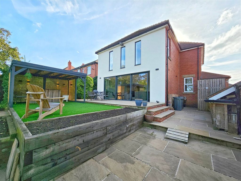 4 bed detached house for sale in Huddersfield Road, Barnsley S75, £550,000
