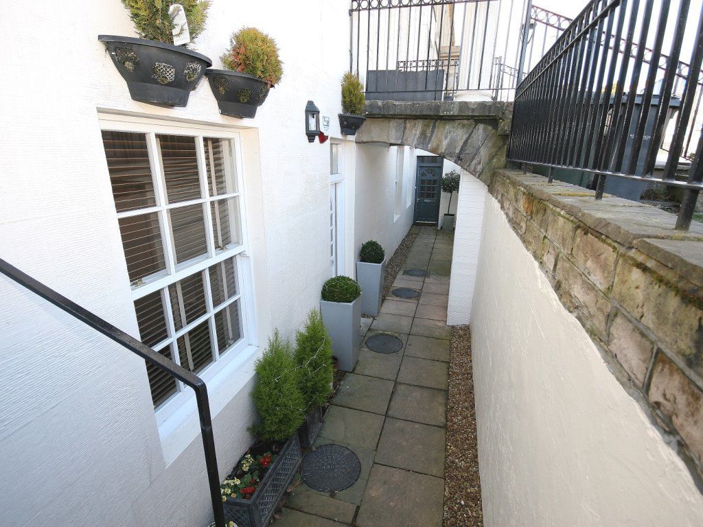 2 bed flat to rent in Inverleith Row, Edinburgh EH3, £1,800 pcm