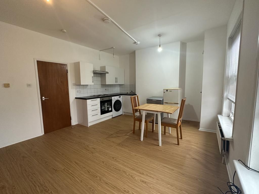 Studio to rent in Streatham High Road, London SW16, £1,125 pcm